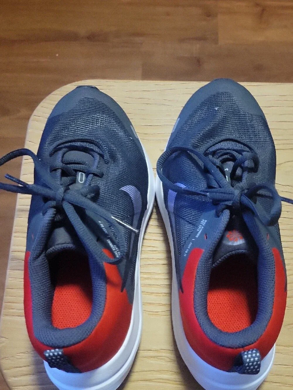 Nike Kids Black and Red Low-Top Sneakers